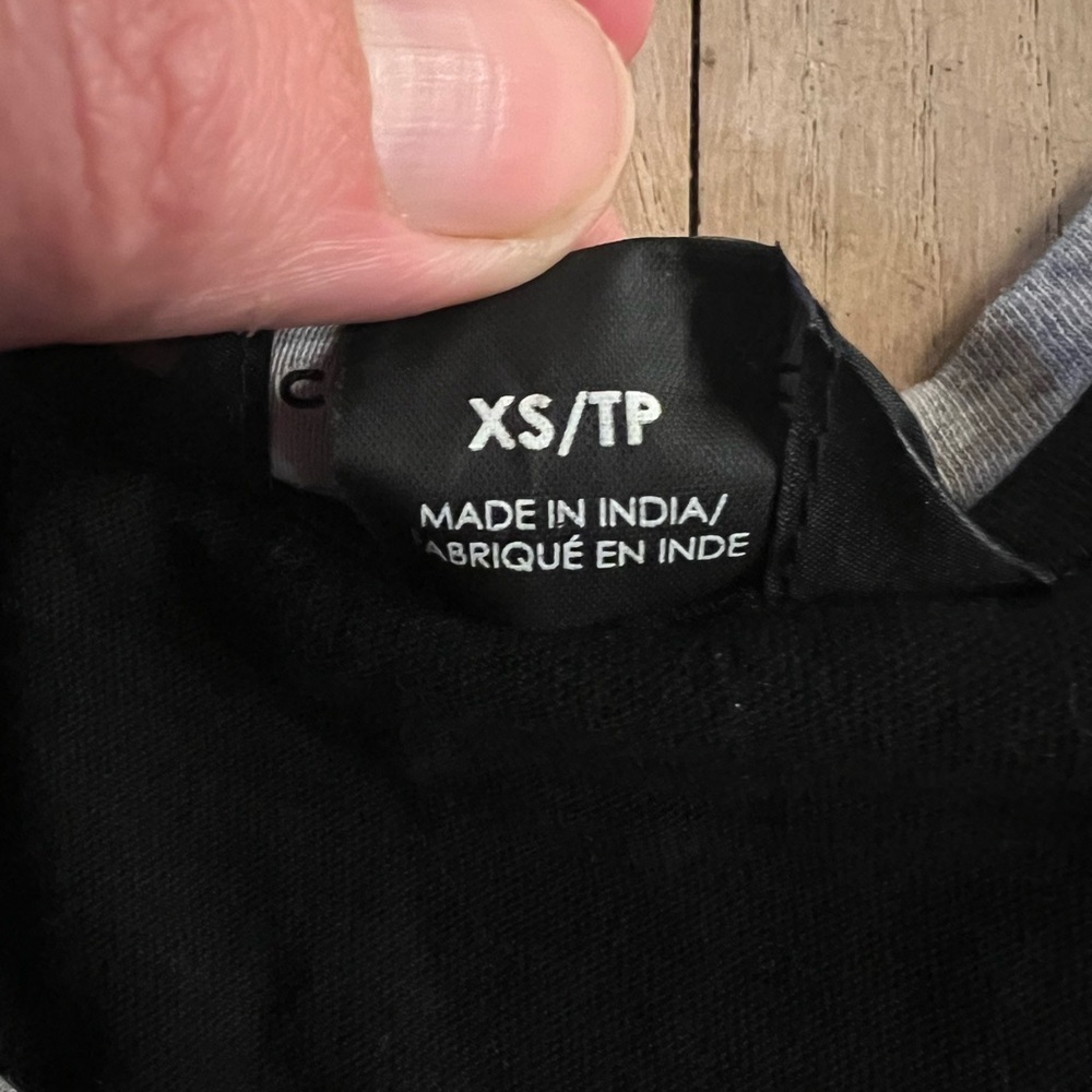 Black Sleeveless Top with Gray Trim - Picture 4 of 4